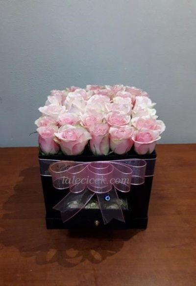 Kutuda Pembe Gül ve Çikolata Aranjman LC21